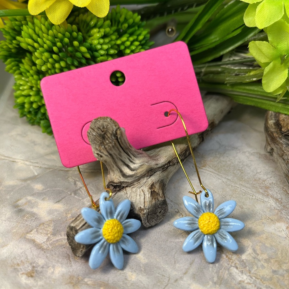 Daisy loop Earrings.